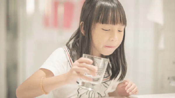 Súc miệng bằng nước muối sẽ giúp bé giảm nhanh triệu chứng viêm họng
